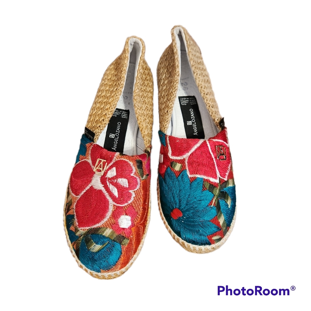 - AngeLozano Embroidered Mexican Shoes/ size US9 (M26)